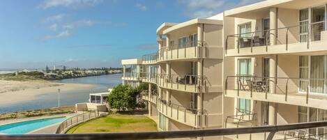 المنطقة المحيطة بالمنشأة