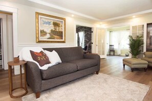 Smart-TV, Kamin, Arbeitsbereiche