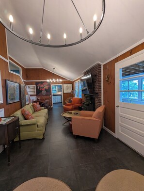 Smart TV, books, stereo