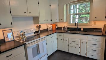 KylskÄp, mikrovÄgsugn, ugn och spishÀll