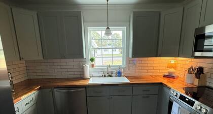 Charming newly-renovated 3-bedroom cottage in the Heart of the Yadkin Valley!