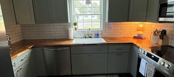 Charming newly-renovated 3-bedroom cottage in the Heart of the Yadkin Valley!