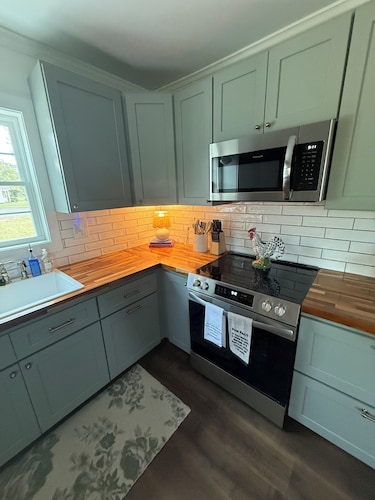 Charming newly-renovated 3-bedroom cottage in the Heart of the Yadkin Valley!