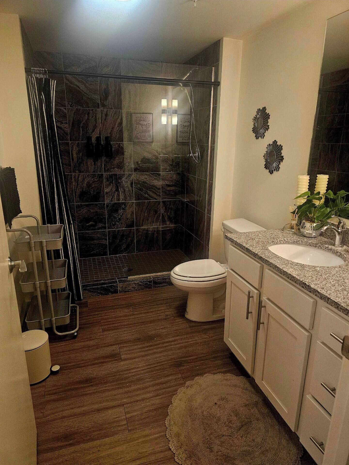 Dusj, hårf øner, håndklær og såpe