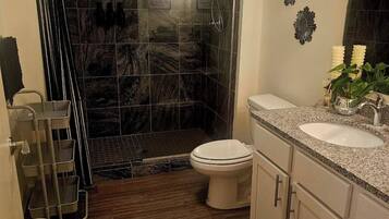 Een douche, een haardroger, handdoeken, zeep