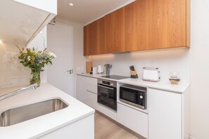 Een koelkast, een magnetron, een oven, een kookplaat