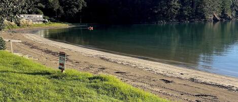 Chaises longues, serviettes de plage