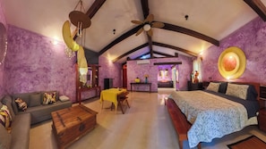Villa superior, patio, vista al jardín | Decoración personalizada, muebles diferentes y escritorio