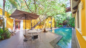 A poolside area with a table and chairs, a staircase, and a small pool. - Villa con Piscina y Acceso a Laguna Yalkú, Akumal (Akumal)