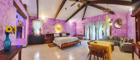 Villa Superior, patio, vista giardino | Con stile personalizzato, con arredamento individuale, una scrivania