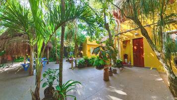 Villa superior, patio, vista al jardín | Terraza o patio