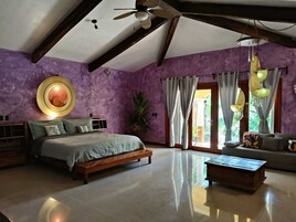 Decoración personalizada, muebles diferentes y escritorio