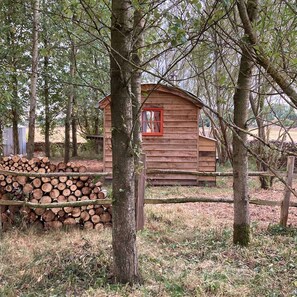 Property grounds - Secluded off grid Shepherd's Hut (Minchinhampton)