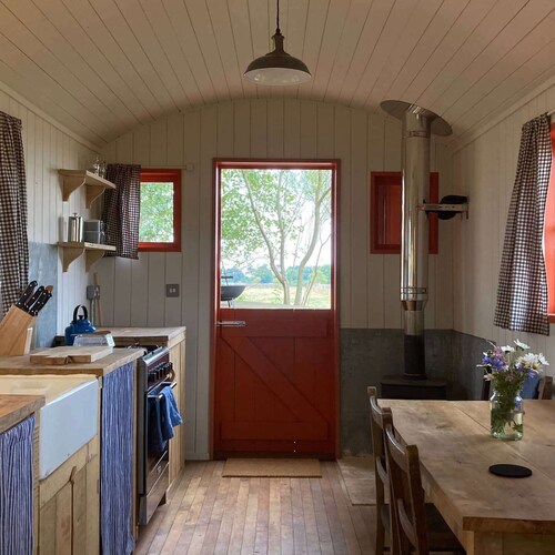 Secluded off grid Shepherd's Hut