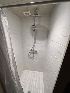 Douche, serviettes fournies