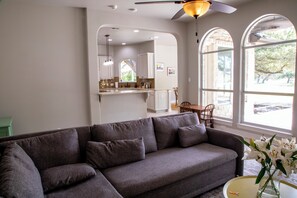 Téléviseur, foyer, table de ping-pong