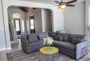 Téléviseur, foyer, table de ping-pong