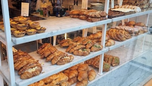 A bakery display with various baked goods. - Looe Cottage - Seaside views, log fire, sleeps 4 (Looe)