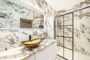 Haartrockner, Handtücher, Seife, Toilettenpapier