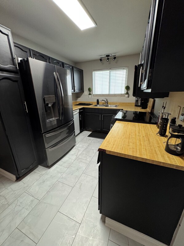 Private kitchen - Modern Guest Suite (South Salt Lake)