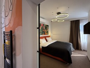 1 dormitorio, tabla de planchar con plancha, wifi y ropa de cama