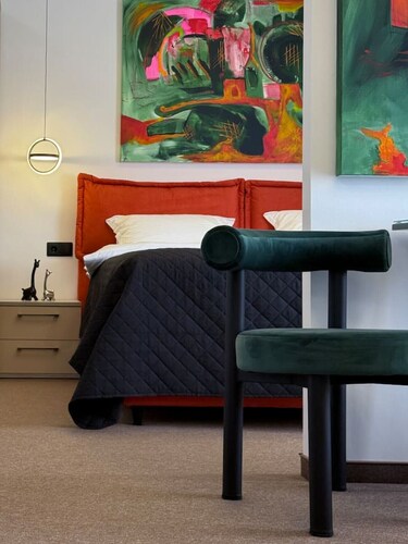 Olive Deluxe King Studio by Eclectic 6