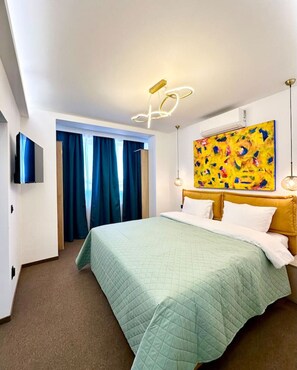 1 bedroom, iron/ironing board, WiFi, bed sheets - Chroma Deluxe King Studio by Eclectic 6 (Satu Mare)