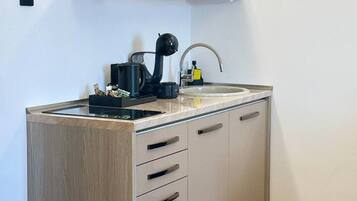 Microondas, cafetera y tetera, utensilios de cocina y comedor