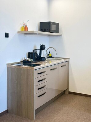 Microwave, coffee/tea maker, cookware/dishes/utensils, dining tables - Chroma Deluxe King Studio by Eclectic 6 (Satu Mare)