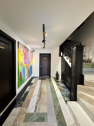 Oasis Deluxe Queen Studio by Eclectic 6