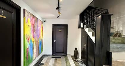 Oasis Deluxe Queen Studio by Eclectic 6