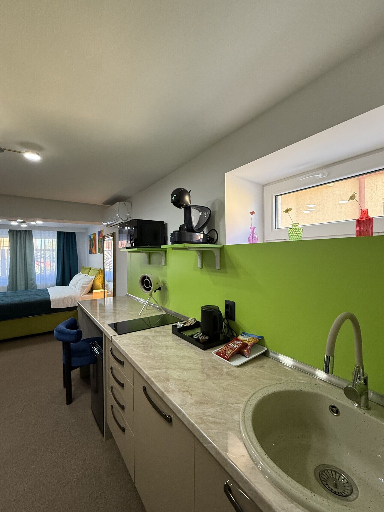 Microondas, cafetera y tetera y utensilios de cocina 