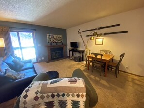 TV, fireplace - Charming 1-bedroom condo in Frisco (Frisco)