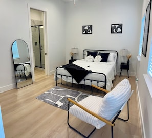 2 habitaciones, tabla de planchar con plancha, wifi y ropa de cama 