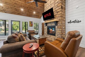 Smart TV y chimenea 