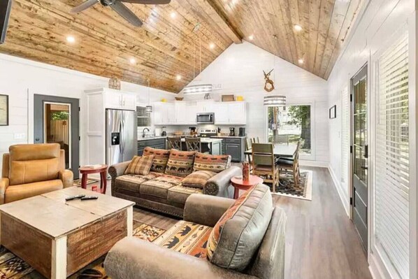 Smart TV y chimenea 