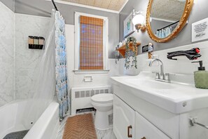 Haartrockner, Handtücher, Seife, Toilettenpapier