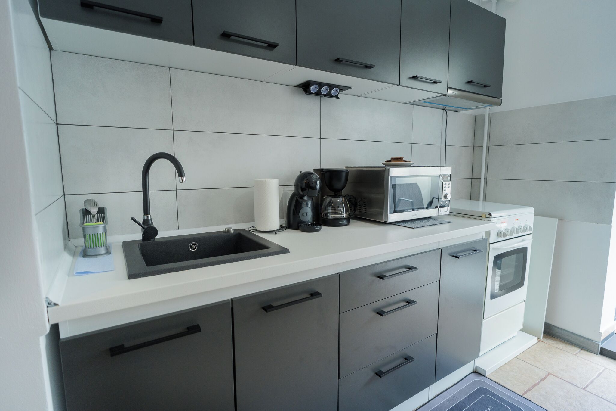 Jääkaappi, mikroaaltouuni, uuni, liesi