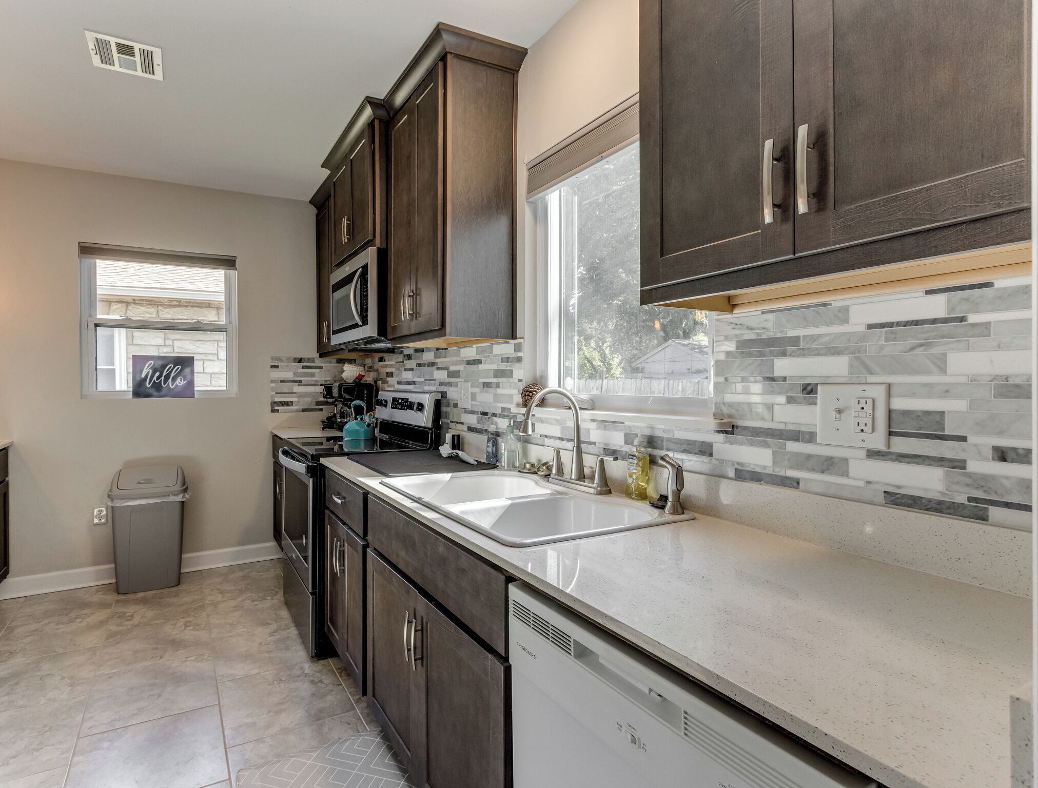 冷蔵庫、電子レンジ、オーブン、コンロ