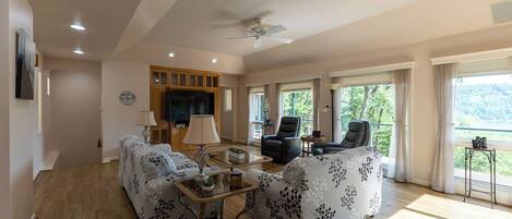 Smart TV, videojuegos, reproductor de DVD y futbolito