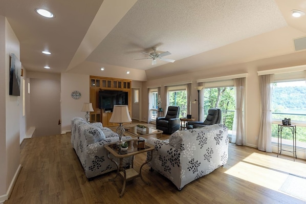 Smart-TV, Videospiele, DVD-Player, Tischfußball