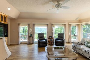 تلفزيون ذكي، ألعاب فيديو، مشغل دي في دي، كرة قدم الطاولة