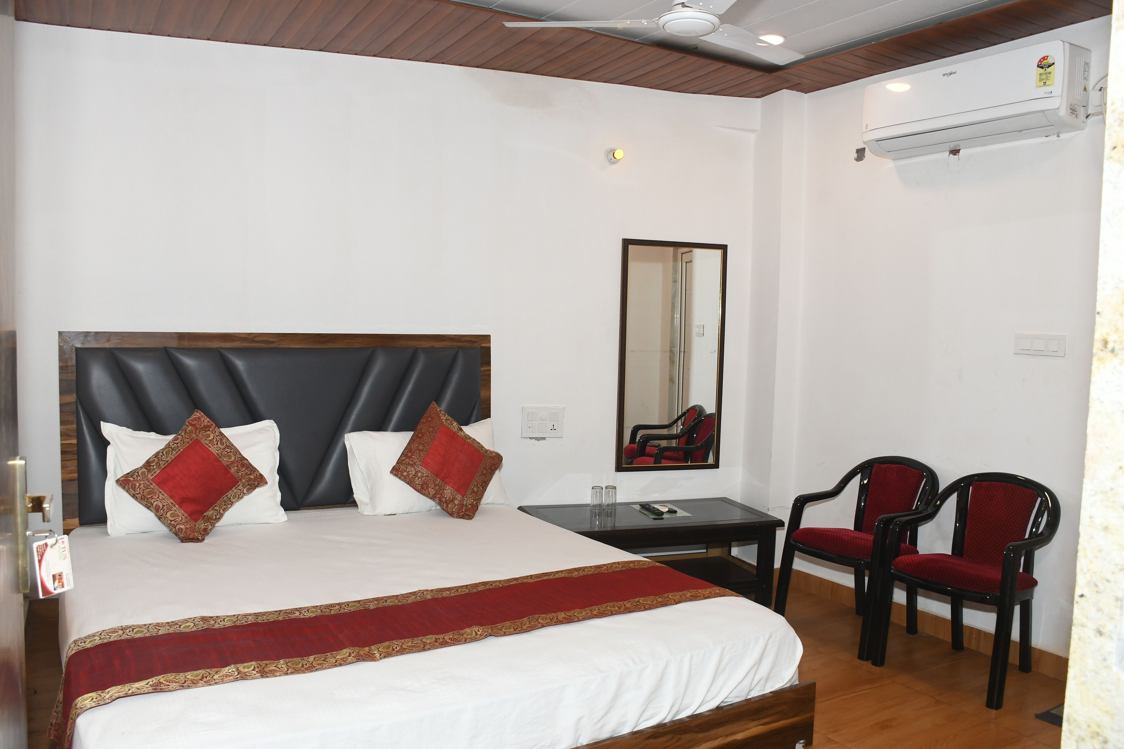 مكتب ومساحة عمل للكمبيوتر المحمول وواي فاي مجانًا وملاءات أسرّة