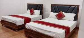 مكتب ومساحة عمل للكمبيوتر المحمول وواي فاي مجانًا وملاءات أسرّة