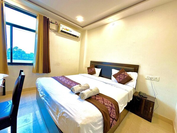 Desk, laptop workspace, free WiFi, bed sheets