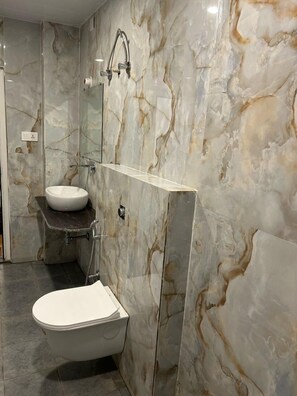 Dusche, kostenlose Toilettenartikel, Handtücher, Seife