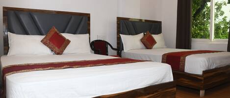 Family Room | Desk, laptop workspace, free WiFi