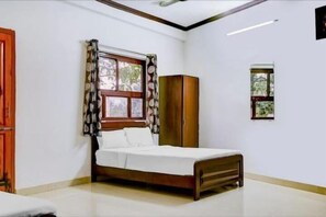 Desk, laptop workspace, free WiFi, bed sheets - Lotus Hotel Inn (Varanasi)