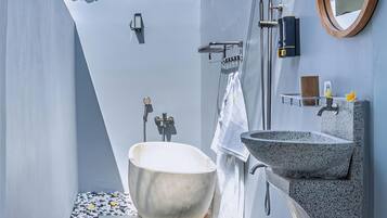 Bathtub dan shower terpisah, sandal, handuk, dan sabun