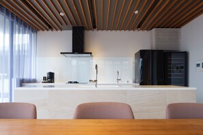 Villa, balcon, vue sur la mer | Cuisine privée | Réfrigérateur grande capacité avec congélateur, four à micro-ondes